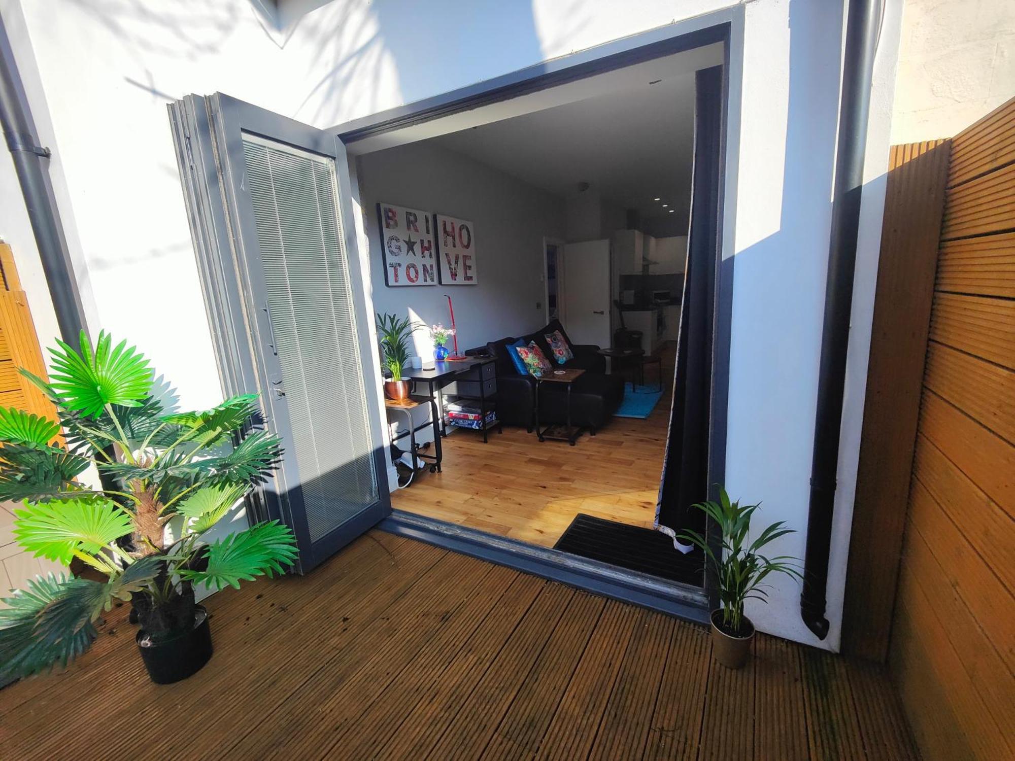 Modern Central Brighton Patio Apartment Exterior photo